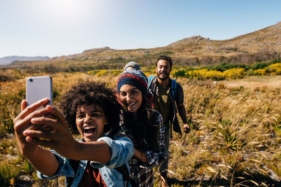 Group-of-adults-taking-selfie-on-a-hike