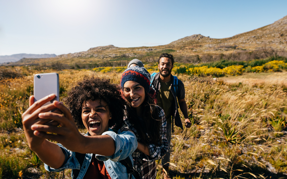 Group-of-adults-taking-selfie-on-a-hike